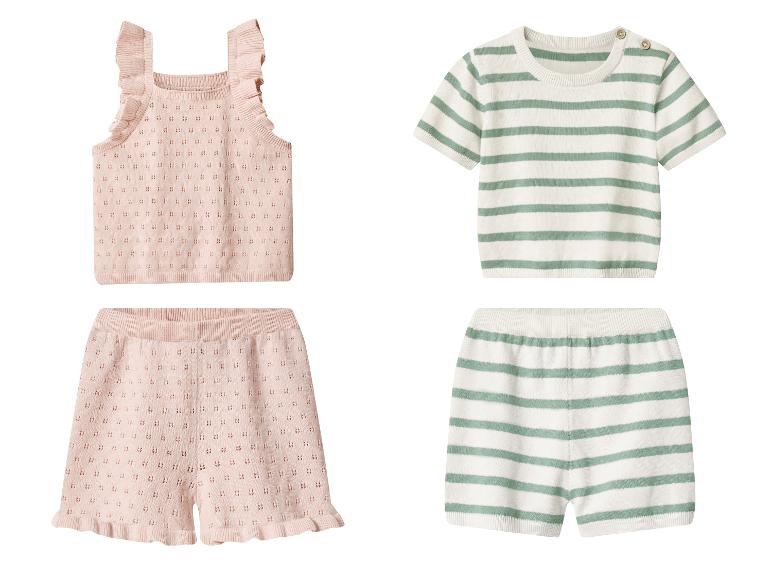 Baby-Sommersets: ein rosa Rüschen-Top und Shorts, sowie ein weiß-grün gestreiftes Set.