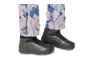 Rosa und blau gemusterte Skihose mit schwarzen Skischuhen.