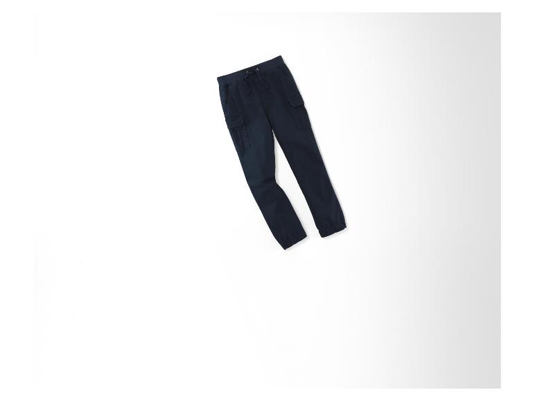 Eine dunkelblaue Cargohose mit elastischen Bündchen.