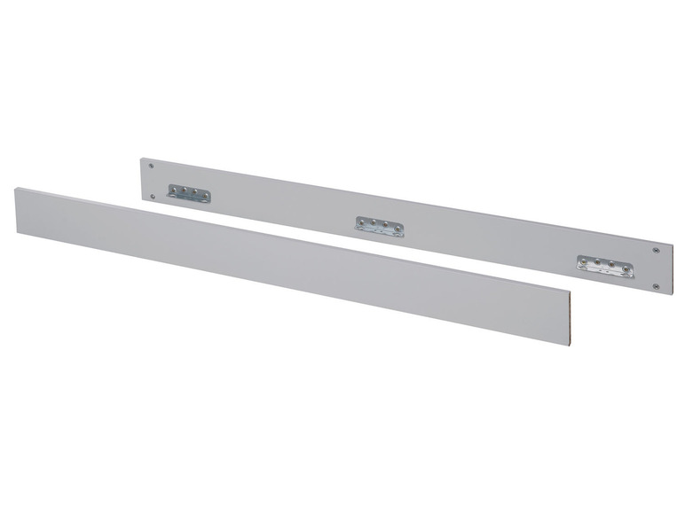 Zwei weiße Bettschutzgitter für ein Kinderbett.