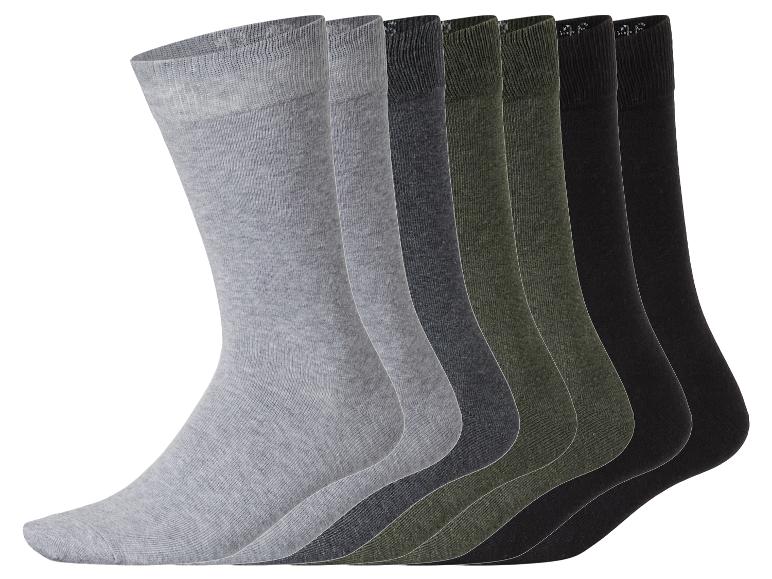 Sechs Baumwollsocken in Grau-, Grün- und Schwarztönen.