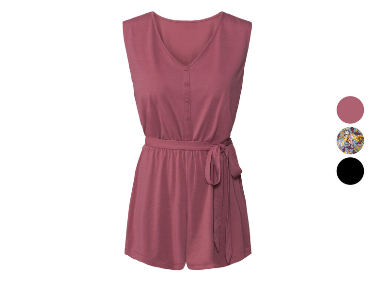 Ein rosafarbener Jumpsuit mit Knöpfen und einer Schleife