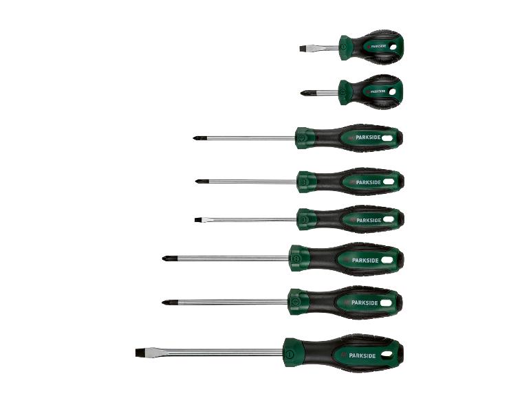 Set aus acht Schraubendrehern mit grünen und schwarzen Griffen, mit verschiedenen Köpfen und Größen.