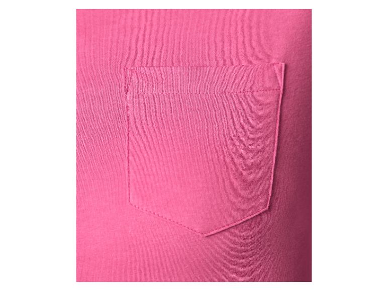 Rosa Tasche auf einem Baumwoll-T-Shirt