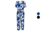 Ein weißer Jumpsuit mit blauem Blumenmuster.