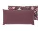 Zwei Kissen, eines einfarbig bordeaux, das andere mit Blumenmuster auf bordeauxfarbenem Hintergrund.
