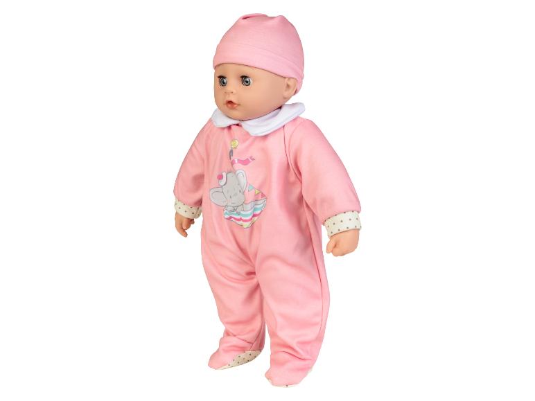 Eine rosa Baby-Puppe mit einem Elefanten auf dem Strampler.
