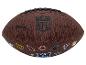 Ein brauner NFL-Football von Wilson mit verschiedenen Teamlogos.