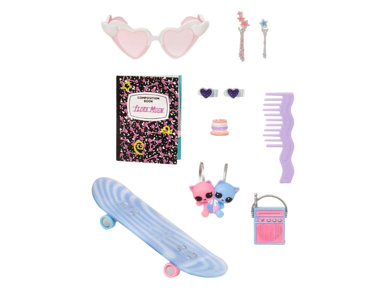 Ein Skateboard, ein Radio, ein Kamm und Zubehör für Puppen.