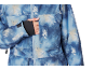 Nahaufnahme einer blau gemusterten Skijacke mit einer Brusttasche.