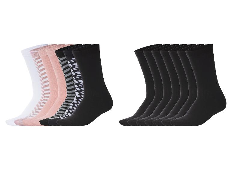 Sockenset: 6 Paar schwarze und 6 Paar gestreifte, gepunktete und unifarbene in Rosa- und Weißtönen.
