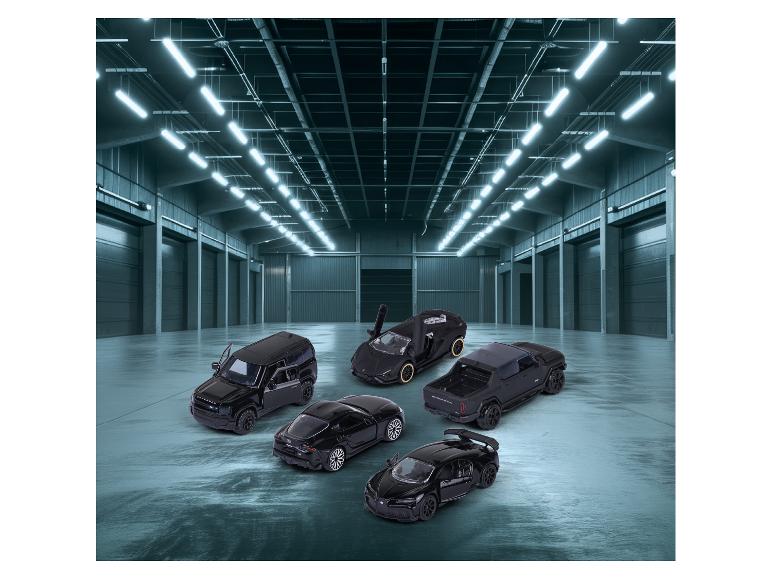 Schwarze Spielzeugautos, darunter ein Land Rover Defender und ein Bugatti Chiron, in einem Lager.