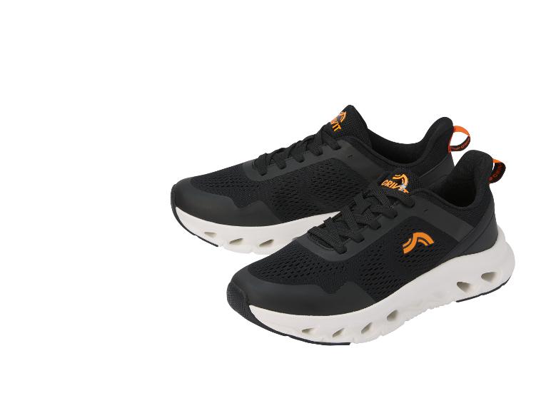 Schwarze Sportschuhe mit orangefarbenen Details und weißer Sohle mit Löchern.