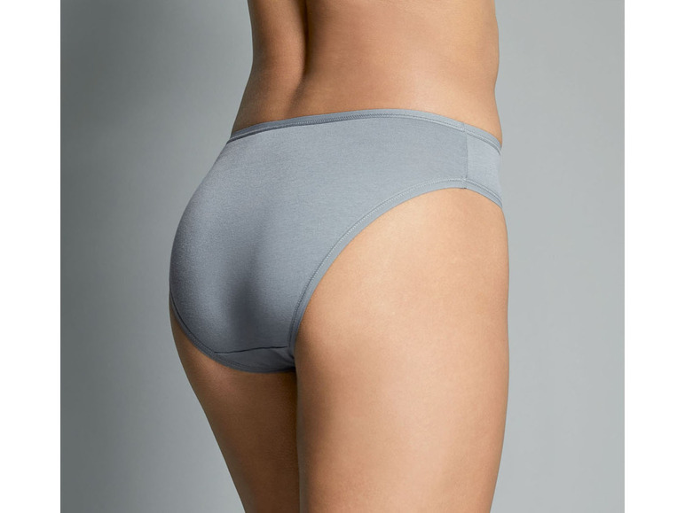Ein grauer, nahtloser Slip für Frauen.