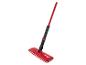 Rote Vileda Wischmopp mit langem Stiel.