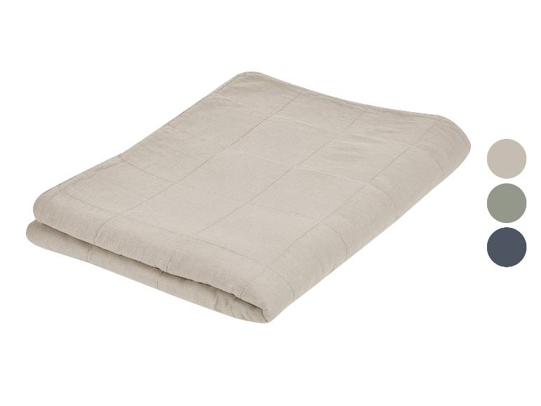 Gepolsterte Baumwolldecke in Beige, Grün und Dunkelblau.