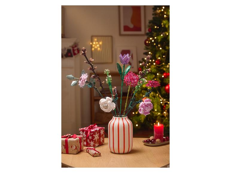 LEGO Blumenstrauß in Vase mit Weihnachtsgeschenken und Weihnachtsbaum.