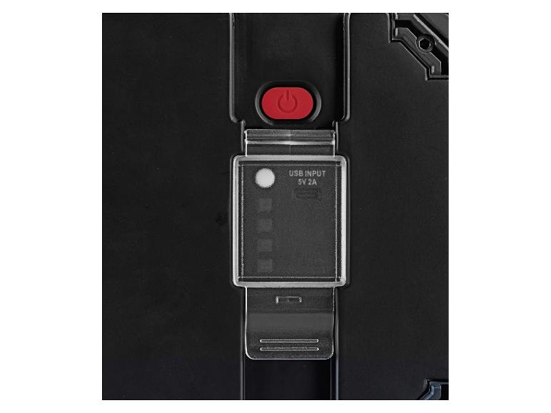 Nahaufnahme eines schwarzen Geräts mit rotem Einschaltknopf und transparenter USB-Eingangsabdeckung.