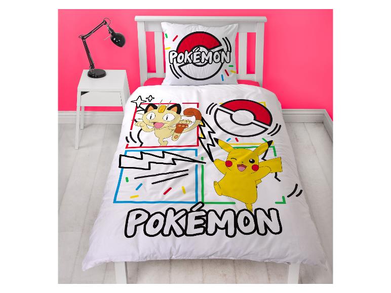 Kinderbettwäsche-Set im Pokémon-Design, mit Pikachu und Mauzi, auf leuchtend rosa Hintergrund.