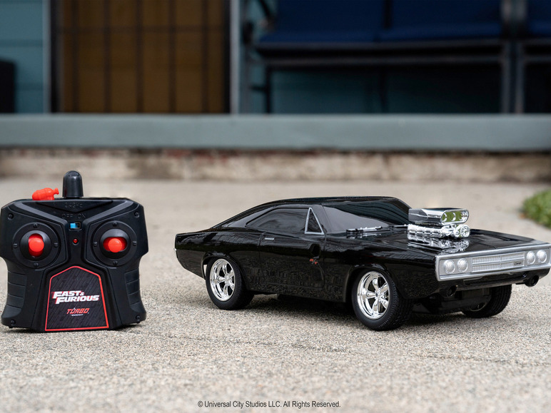 Ein schwarzer Dodge Charger aus Fast & Furious mit Fernbedienung.