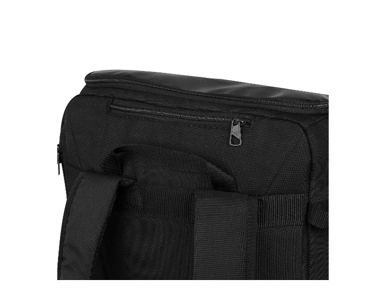 Detail eines schwarzen Rucksacks mit Reißverschluss und Riemen.