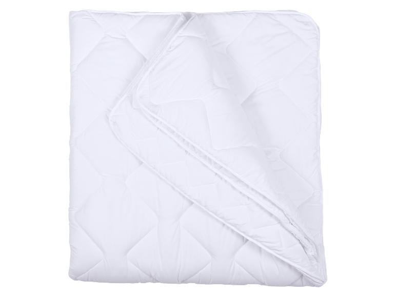 Weiße gesteppte Bettdecke, gefaltet, mit sichtbarer Borte.