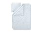 Bettwäsche-Set mit zwei Kissenbezügen und einem Bettbezug in Weiß mit blauem Muster.
