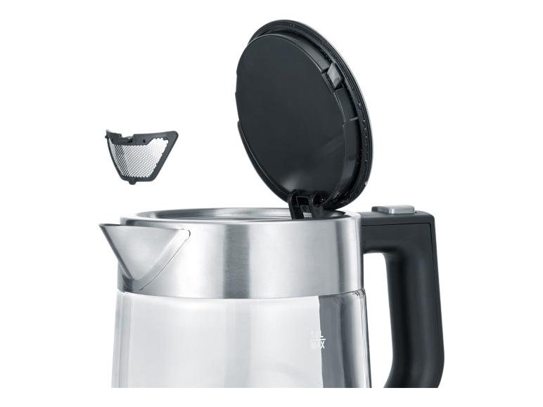 Glaswasserkocher mit offenem Deckel und herausnehmbarem Filter.