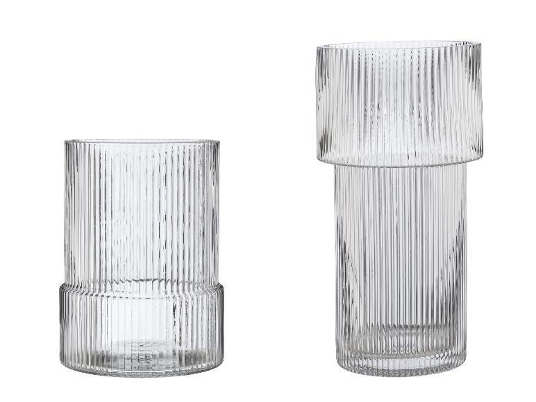 Zwei gerippte Glasvasen, eine kurz und breit, die andere lang und schmal.