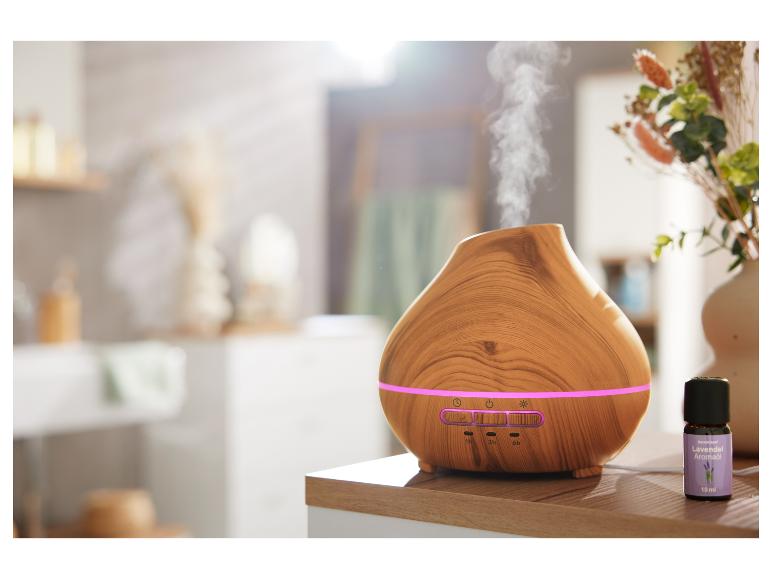Ein Holz-Aromadiffusor mit einer Flasche SilverCrest Lavendelöl.