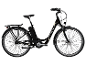 Schwarzes Tiefeinsteiger-E-Bike mit Gepäckträger