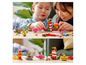 Kinder bauen mit LEGO Creator 3-in-1 Sets: ein Schiff, ein U-Boot und ein Meereswesen.