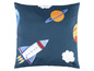 Kissen mit einem Raumschiff, Planeten und Wolken.