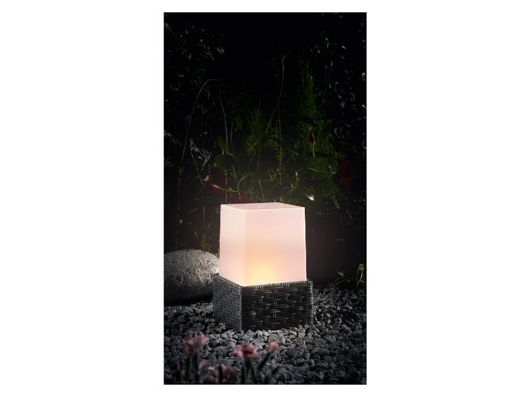 Eine weiße LED-Gartenlampe in einem schwarzen Rattan-Look.