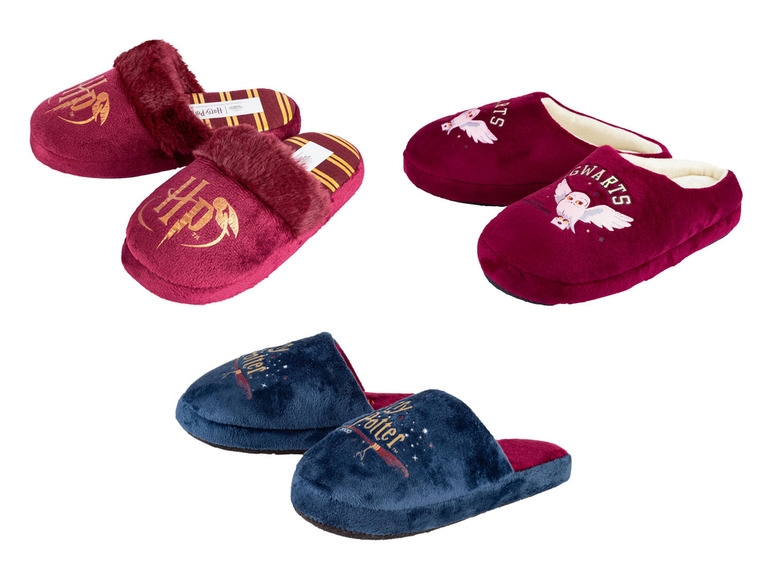 Drei Paar Harry Potter Hausschuhe mit Hogwarts-Logos, einer Eule und einem Zauberstab.