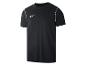 Schwarzes kurzärmeliges Sport-T-Shirt mit weißen Details an den Schultern.