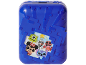 Blaue Spielzeugbox mit verpixelten Zeichentrickfiguren.