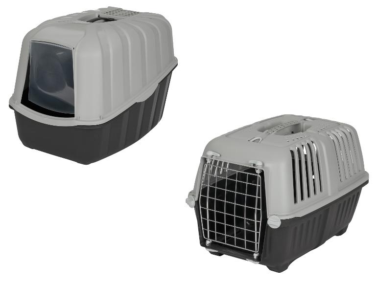 Zwei graue und schwarze Katzentoiletten und eine Tiertransportbox auf weißem Hintergrund.