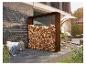Outdoor-Kaminholzregal mit gestapeltem Holz, neben einer Ziegelwand und Terrassenmöbeln.