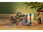 Holzbausteine mit Meeresthema und Tierfiguren, mit Geschenken unter dem Weihnachtsbaum.