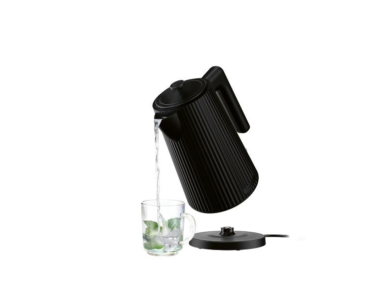 Ein schwarzer Silit Wasserkocher gießt Wasser in eine Tasse.