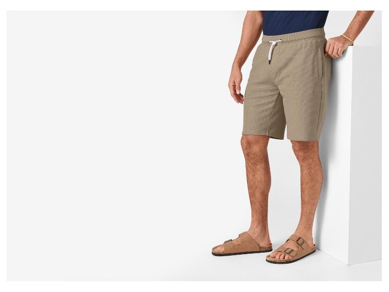 Herren Shorts und Sandalen: lässiger Stil.