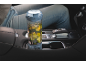 Tragbarer Mixer mit grünem Obst und Gemüse in einem Auto-Getränkehalter.