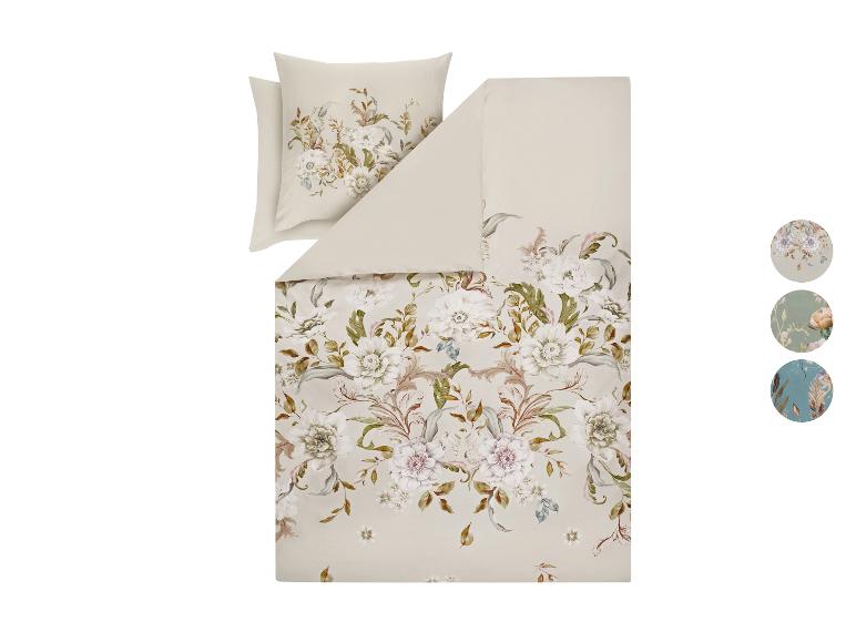 Florales Bettwäsche-Set mit Kissenbezügen in Hellbeige, mit weißen und rosa Blumen.