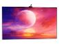 Hintergrundbeleuchteter Monitor zeigt eine Fantasielandschaft mit Planeten und Wolken.
