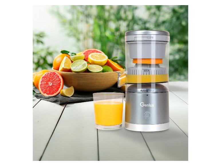 Genius Entsafter mit Orangen, Grapefruits, Zitronen und Limetten auf Holztisch.