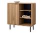 Holzschrank mit Regalen und geriffelter Tür, mit schwarzen Beinen.