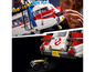 LEGO Ghostbusters Ecto-1 mit einem Miniaturfahrzeug.