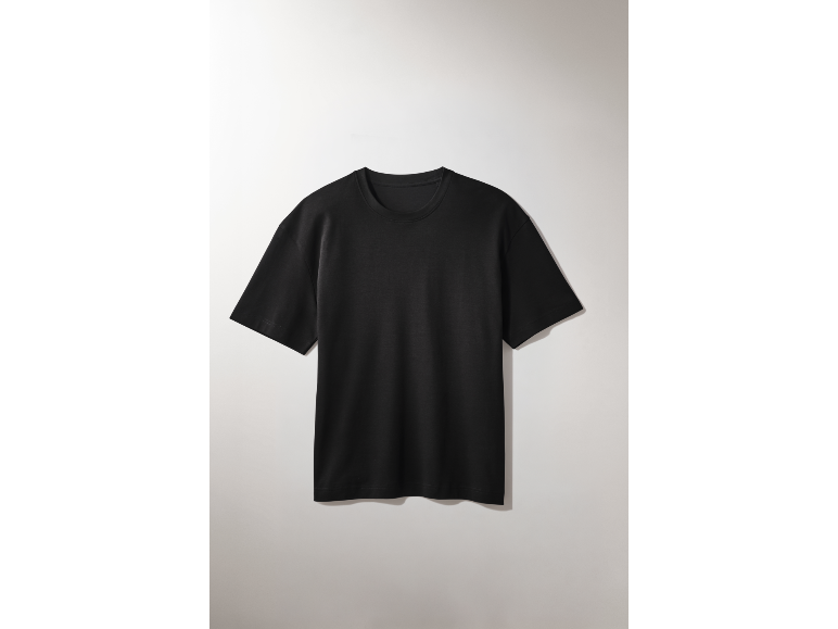 Schlichtes schwarzes T-Shirt auf weißem Hintergrund.
