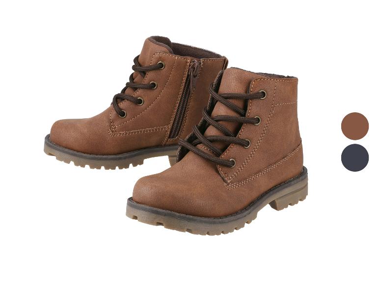 Ein Paar braune Kinderstiefel mit Schnürsenkeln und Reißverschluss.